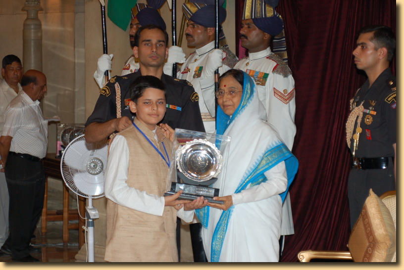Scaled image Aditya Joglekar receiving Bal Shree award at the hands of Rashtrapati, Smt Pratibha patil.JPG 