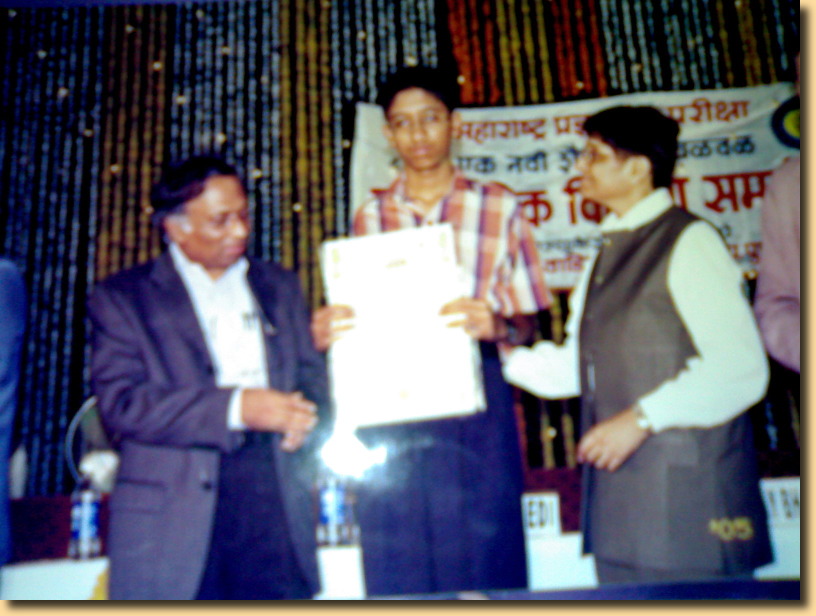 Scaled image Ankit Baraskar receiving MTS award 2005 at the hands of Ms. Kiran Bedi IPS and Mr. Vijay Bhatkar.jpg 