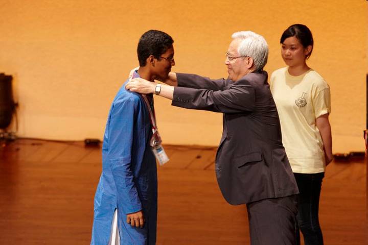 Scaled image Nikunj Saunshi receiving Silver Medal in IChO 2010, Japan.jpg 